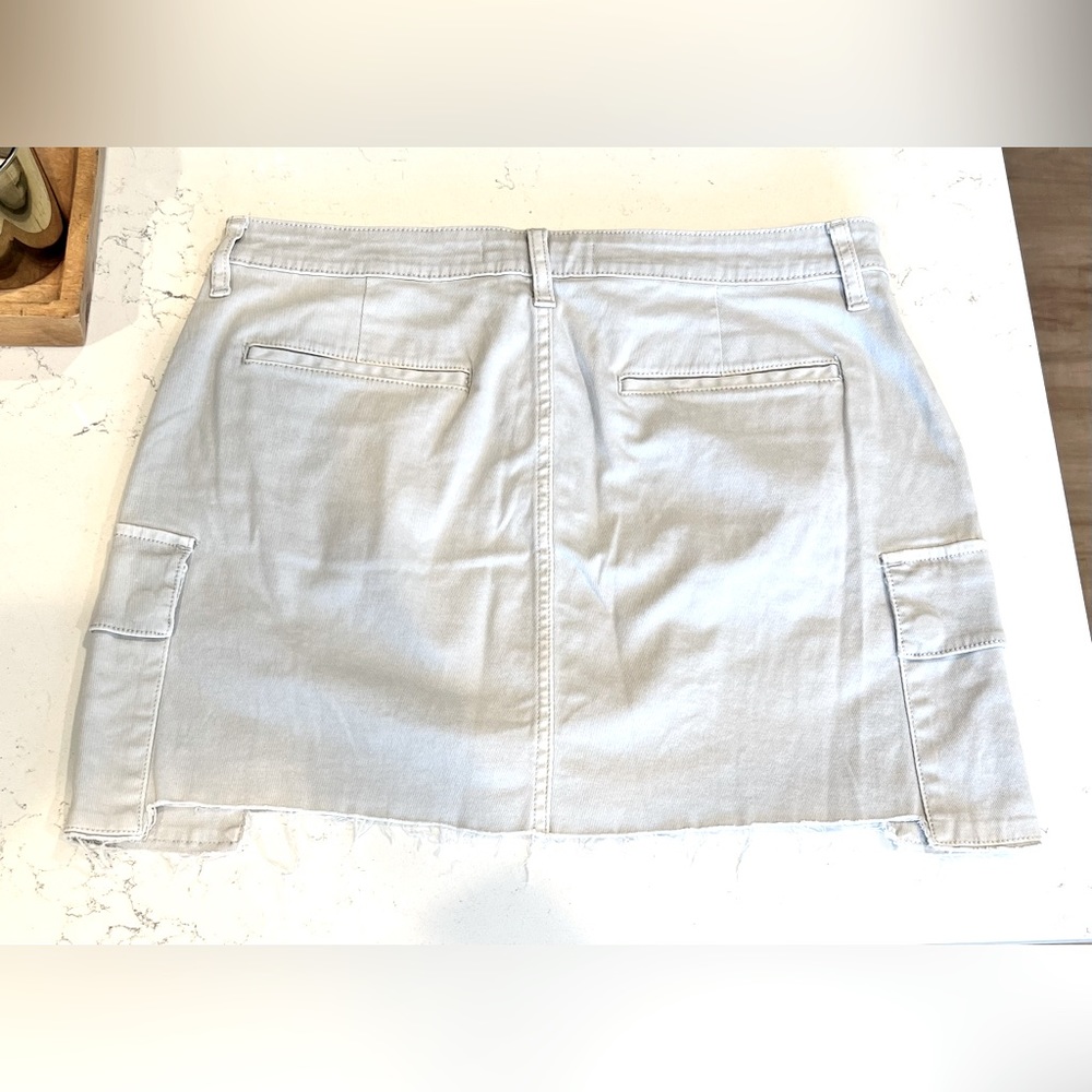 JOE’S JEANS Stone High Rise Cargo Skirt With Asymmetrical Hem Detail - Picture 3 of 9